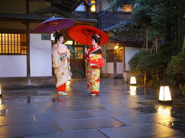 写真中央の建物が柳都カフェとして使われている。周辺には木造の古い建物が並ぶ