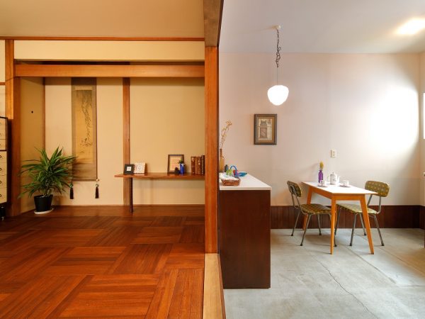 板間の奥には床の間が残る（提供：リバー）