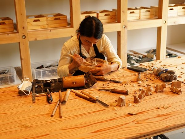 平日のワークショップはkiondスタッフが講師になるレギュラープログラム(参加費￥2,000～)を、土日は木工作家などプロが講師となるプレミアプログラム(参加費￥3,500～)を用意。写真は内覧会で披露された、SNSなどで人気を博している彫刻家・はしもとみおさんのどうぶつ木彫りの実演風景。プロの技術を間近で学べるまたとない機会だ