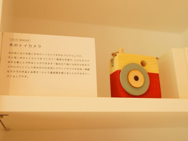 平日のワークショップはkiondスタッフが講師になるレギュラープログラム(参加費￥2,000～)を、土日は木工作家などプロが講師となるプレミアプログラム(参加費￥3,500～)を用意。写真は内覧会で披露された、SNSなどで人気を博している彫刻家・はしもとみおさんのどうぶつ木彫りの実演風景。プロの技術を間近で学べるまたとない機会だ