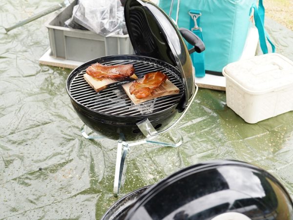 平日のワークショップはkiondスタッフが講師になるレギュラープログラム(参加費￥2,000～)を、土日は木工作家などプロが講師となるプレミアプログラム(参加費￥3,500～)を用意。写真は内覧会で披露された、SNSなどで人気を博している彫刻家・はしもとみおさんのどうぶつ木彫りの実演風景。プロの技術を間近で学べるまたとない機会だ