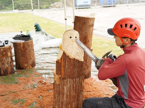 平日のワークショップはkiondスタッフが講師になるレギュラープログラム(参加費￥2,000～)を、土日は木工作家などプロが講師となるプレミアプログラム(参加費￥3,500～)を用意。写真は内覧会で披露された、SNSなどで人気を博している彫刻家・はしもとみおさんのどうぶつ木彫りの実演風景。プロの技術を間近で学べるまたとない機会だ