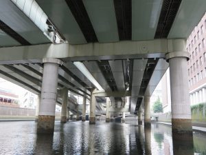 最近では都心の河川を舟で巡るツアーも増えたが、首都高速の下ではこうした風景が続く