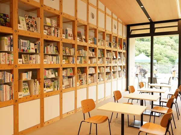 カフェスペースの様子。構造材を本やワークショップの作品例を置く棚として活用