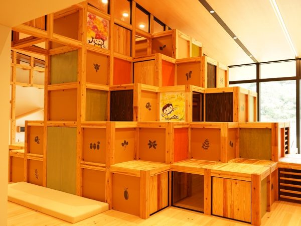 カフェスペースの様子。構造材を本やワークショップの作品例を置く棚として活用