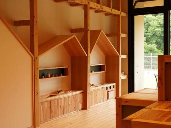 カフェスペースの様子。構造材を本やワークショップの作品例を置く棚として活用