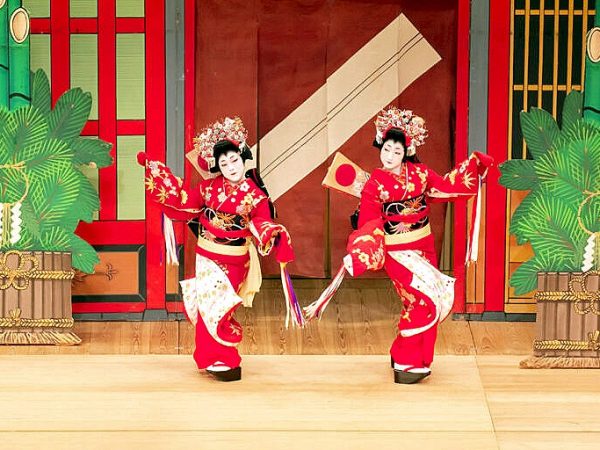 写真中央の建物が柳都カフェとして使われている。周辺には木造の古い建物が並ぶ