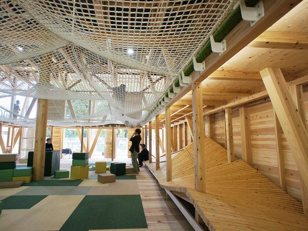 トラス構造の屋根組みも印象的な同施設は、岐阜県産木材をふんだんに使用。子どもたちが抱きついたりもする太い一本柱には裂け目などがあったり、あえて節のある部分もフローリングに使うなど、飾り立てない木の表情にも親しみを感じる