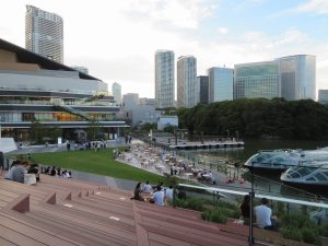 ウォーターズ竹芝の夕景。ロマンチックな雰囲気が漂う