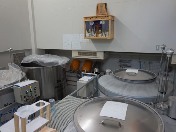 若手の杜氏さんに酒蔵を案内してもらった。後ろには洗米機がある