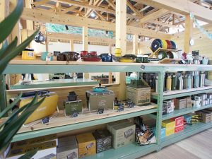 アウトドア用品の総合ブランド・キャプテンスタッグのキャンプ用品などが並ぶショップコーナー。同施設とコラボしたオリジナルのシェラカップなどもあった