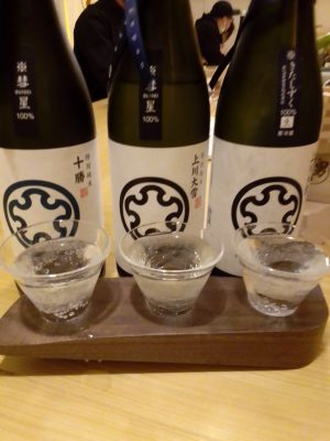 旭川には上川大雪酒造の酒をそろえた飲み比べセットを楽しめる酒屋がある