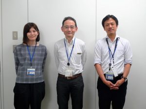 取材に協力いただいた横浜市建築局住宅部住宅政策課のモデル事業担当のみなさん。左から堀下茜さん、担当課長の石津啓介さん、担当係長の小島類さん