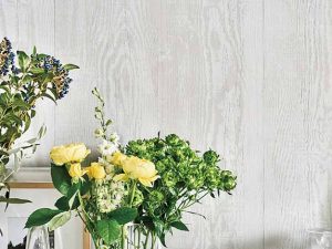 木は日本になじむので取り入れやすい　白系のこなれた明るい木目 FINE FE6219：サンゲツ株式会社