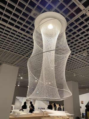 「孔」のエリアの「アオーレ長岡」（2012年）の模型と映像。映像は藤井光氏が監督したもの