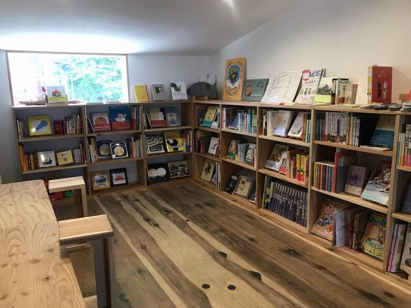 店内には多くの本の中から古賀さんがセレクトした本がズラリ。他店ではあまり見かけない本も並ぶ。雑誌「IWAKAN」（写真）は、世の中の当たり前に