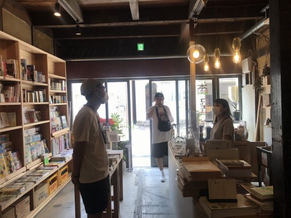 取材に訪れたこの日も、近所に住む常連のIさんとＨさんが古賀さんと談笑していた。聞けばＩさんとＨさんは初対面だというが、そう思えないほど話が弾んでいた。TOUTEN BOOKSTOREの魅力を訪ねると「居心地がいい」「古賀さんが聞き上手」「ふらっと寄りたくなるこの雰囲気」との答えが返ってきた。古賀さんの想いがカタチになっているのではないかと感じた