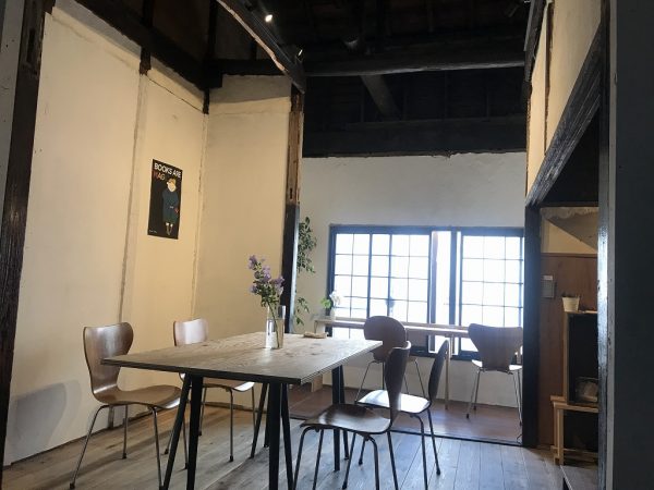 店内には多くの本の中から古賀さんがセレクトした本がズラリ。他店ではあまり見かけない本も並ぶ。雑誌「IWAKAN」（写真）は、世の中の当たり前に