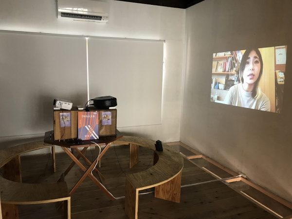 店内には多くの本の中から古賀さんがセレクトした本がズラリ。他店ではあまり見かけない本も並ぶ。雑誌「IWAKAN」（写真）は、世の中の当たり前に