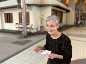 かつて「コーヒーサロンはら」のあった銀座通り商店街で。元店主の上野由幾恵さん