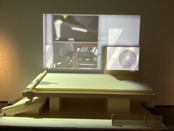 「東京計画2020　ネコちゃん建築の5656原則」の映像の1つ。左が現実の都市、右側が隈氏が考えるネコにもやさしい空間