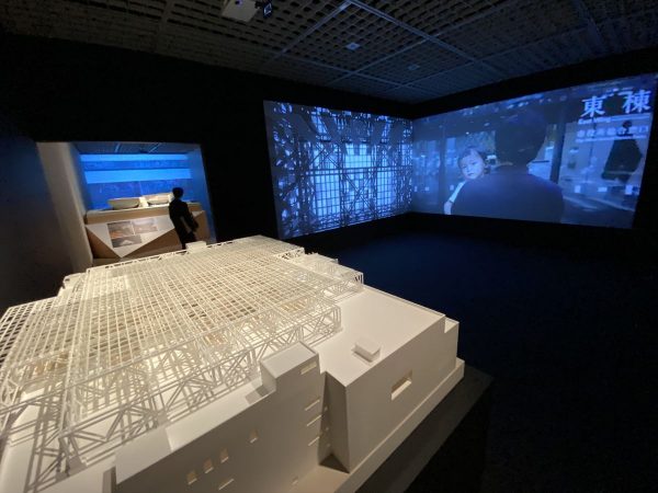 「孔」のエリアの「アオーレ長岡」（2012年）の模型と映像。映像は藤井光氏が監督したもの