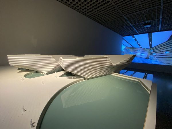 「孔」のエリアの「アオーレ長岡」（2012年）の模型と映像。映像は藤井光氏が監督したもの