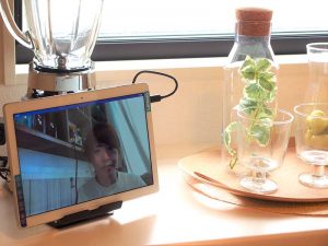 モデルハウス内におかれた画面で、遠隔にいる担当者に質問することができる