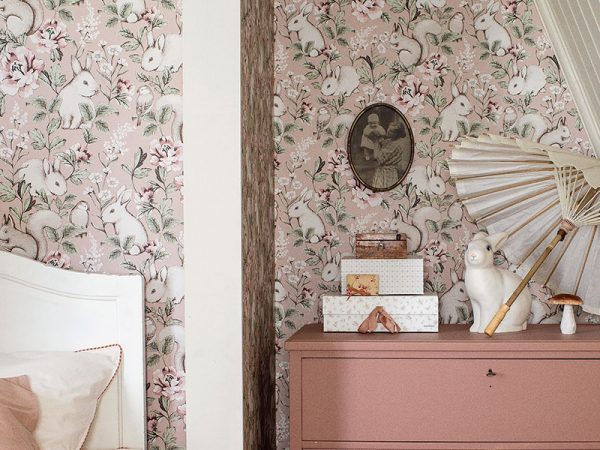 MissPrintの壁紙は手描きの原画を基に作られている　お日さまを楽しむように葉を伸ばす植物が自然のエネルギーを感じさせる　MissPrint MISP1176：株式会社テシード