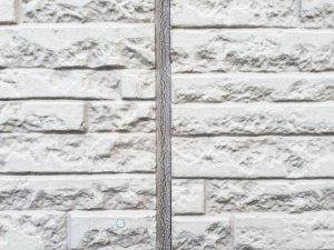 コーキングが劣化すると、硬くなりボロボロとひび割れてしまう。そこから雨水が侵入し雨漏りしてしまう例も少なくない