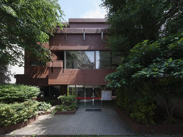 専門学校校舎をレジデンスとして再生した「ASPRIME千代田富士見」（リファイニング前）