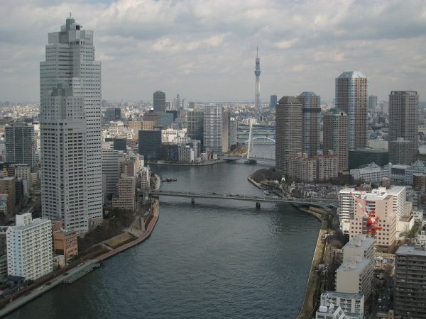 江戸時代はもちろん、高度経済成長前夜まで水辺は人の暮らしの近くにあった。だが、最近になるまで私たちはその存在を忘れてきた。海外の都市が水辺を取り戻すことで新たな成長を遂げてきたことを考えると、今こそ、水都東京の復権を目指すべきではないか。歴史を踏まえた講演の概要をお伝えする。