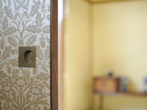 ウイリアム・モリスの壁紙を襖に（提供：リバー）