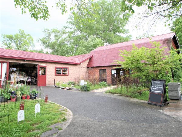 テイクアウトメニューが充実した、カフェとして使われている、築70年以上の納屋