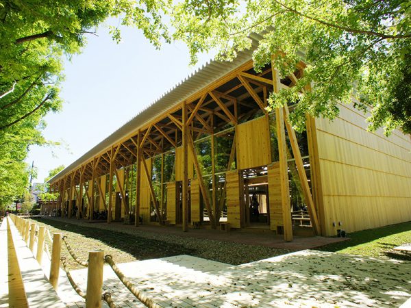 緑豊かな2つの公園をつなぐ場所として2021年3月27日に誕生したKAKAMIGAHARA PARK BRIGE（カカミガハラパークブリッジ）