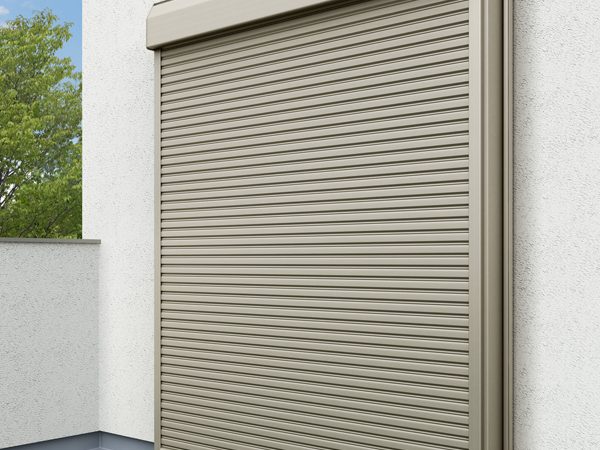 後付け施工が可能なリフォーム用の耐風シャッター。2階バルコニー・ベランダにシャッター設置が可能になる「バルコニーFRP防水向け工法」を新たに開発。［耐風シャッターGR　バルコニーFRP防水向け工法（マドリモ）］　YKK AP