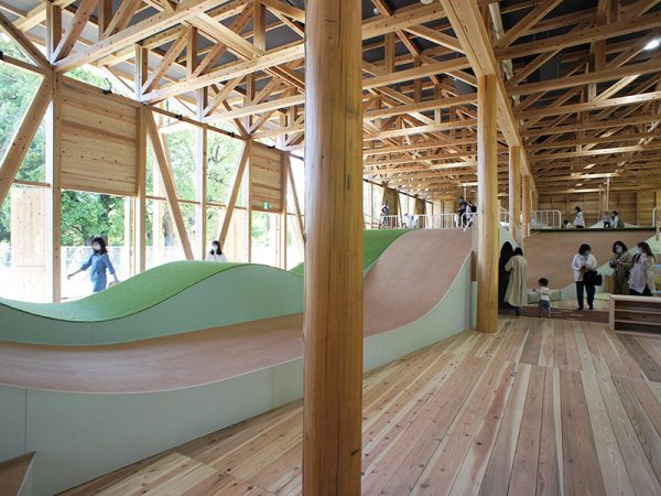 トラス構造の屋根組みも印象的な同施設は、岐阜県産木材をふんだんに使用。子どもたちが抱きついたりもする太い一本柱には裂け目などがあったり、あえて節のある部分もフローリングに使うなど、飾り立てない木の表情にも親しみを感じる