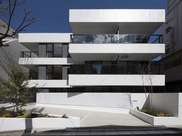 専門学校校舎をレジデンスとして再生した「ASPRIME千代田富士見」（リファイニング前）