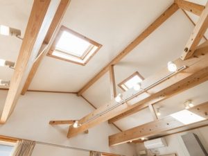 もちろん通常の窓でも雨漏りは起こり得るが、日当たりの良い天窓はコーキングの劣化も早く、また地面に対して垂直の窓とは違い雨の影響も受けやすいことから、天窓からの雨漏りはとても多いのだそう