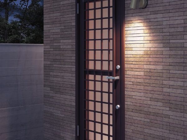 普段は便利なセンサのあかり。不審者にフラッシュ光で警告する。勝手口などの防犯対策に。FreePaフラッシュ防犯灯。［スポットライト：LGWC40382 LE1］　パナソニック