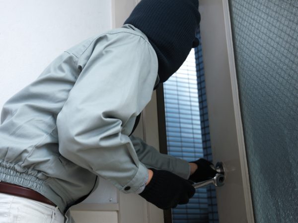 ストーカー被害や不法侵入といったトラブルは、大家や管理会社で解決することは難しい