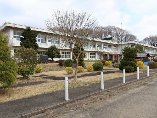 2階建ての小学校校舎、校庭、屋内プールを利用して高齢者向けの住宅や簡易宿泊所、マルシェその他の施設が作られる予定