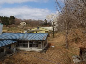 校舎2階から見た屋内プール（黄色い建物）