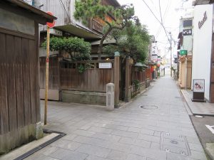 写真中央の建物が柳都カフェとして使われている。周辺には木造の古い建物が並ぶ