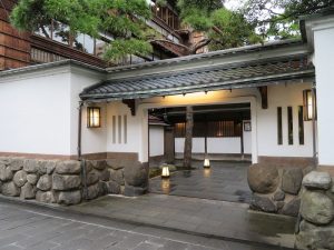 花街の中でもひときわ目立つ門構えの建物が江戸末期創業の鍋茶屋。こちらも文化財に指定されている