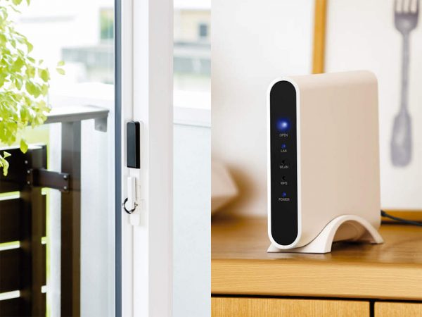 スマートフォンやスマートスピーカーでいつでも戸締り確認できる。開いている窓やドアの場所がすぐにわかるので、戸締りの効率化も。（左）[ミモット クレセントセンサー（APW引違いテラス戸取付時）]（右）[ミモット 受信機 （点灯時）]　 YKK AP