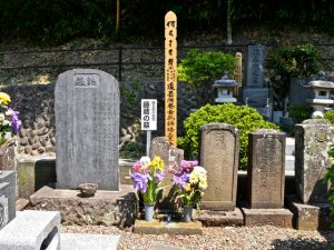 江戸市民たちは近親者を埋葬する際、銭貨を一緒に埋めた。三途の川の渡し賃としてであるが、「オアシ（お金）」を持たせれば幽霊になって化けて出ないという洒落の意味もあった。日本の幽霊には足が無いとされていたからである