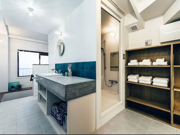 寝室までの廊下沿いに用意された洗面台