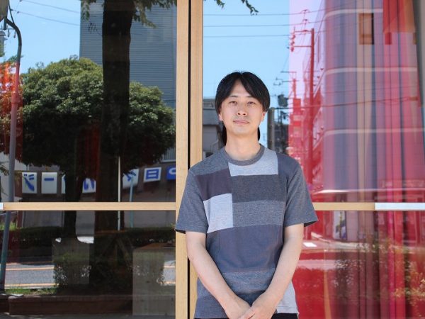岐阜ビルを企画・運営する北村直也さん。岐阜県大垣市出身で、大学進学のため上京。岐阜に戻って北村直也建築設計事務所を設立し、住宅や店舗設計を手がけている。「僕や仲間がディレクターとしてイベントに介在するのが岐阜ビルの売りでもあります」（筆者撮影）