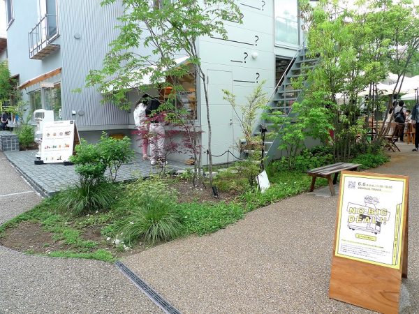 小田急線下北沢駅と世田谷代田駅のほぼ真ん中、下北線路街に位置する「ボーナストラック」。写真は世田谷代田方面から見た様子